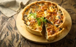 Quiche de cebola caramelizada