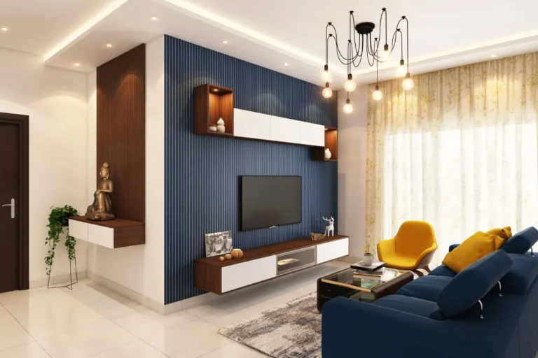 sala de estar com parede azul marinho atrás da TV com sofá azul e cadeira amarela em frente a cortina