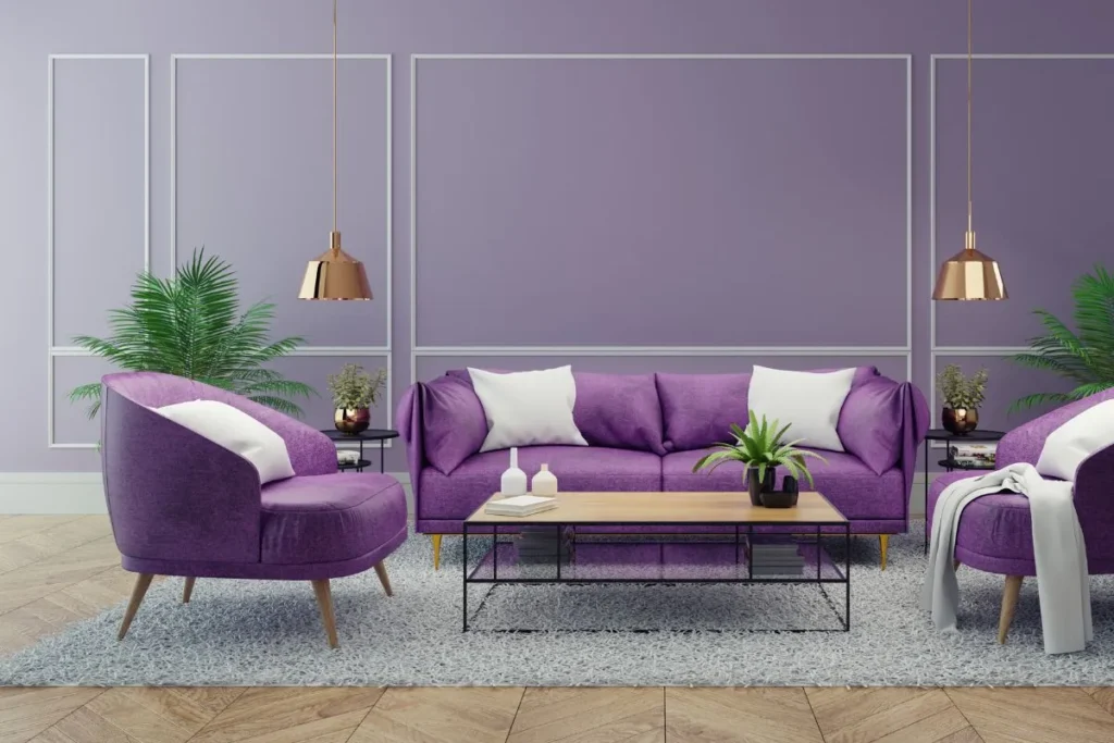 parede de cor lilás em sala com móveis roxos e almofadas brancas, mesa de centro de madeira e tapete cinza 